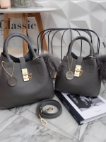 New color new choose 💘• KEEP LALA BAG • พร้อมส่ง 2 ขนาด ตามการใช้งาน 👑สวย หรู เวอร์วัง อีกแล้วค่า กับกระเป๋า 2 in 1 ปรับเก็บทรง ได้ถึง 2 แบบ มาพร้อมพวงกุญแจ ปอมปอม ฟรุ้งฟริ้ง น่ารักมาก คะ ตัวกระเป๋าเป็นหนังเนื้อดีที่สุด เนื้อนิ่ม ลายหนังสว