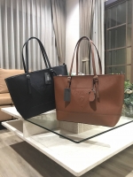 ReStock! พร้อมส่งดำ/น้ำตาลค่ะ GUESS SAFFIANO SHOPPER BAG กระเป๋าสะพายทรง Tote จากแบร์น GUESS วัสดุหนัง Saffiano สวยอยู่ทรงสไตล์ PRADA ขนาดใหญ่ น้ำหนักเบา ด้านหน้าปั้มโลโก้แบรนด์ พร้อมห้อย TAG โลโก้อะไหล่ตัว G และรูปหัวใจที่หูกระเป๋าถอดเเยกใช้ได้ เปิดปิดด้