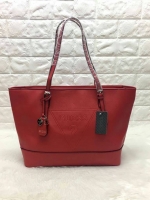 GUESS SAFFIANO SHOPPER BAG กระเป๋าสะพายทรง Tote จากแบร์น GUESS วัสดุหนัง Saffiano สวยอยู่ทรง สไตล์ PRADA ขนาดใหญ่ แต่น้ำหนักเบา ด้านหน้าปั๊มโลโก้แบรนด์ พร้อม TAG โลโก้อะไหล่ตัว G และรูปหัวใจที่หูกระเป๋า ถอดเเยกใช้ได้ เปิดปิดด้วยซิปสะดวกใช้ ภายในมีโลโก้ ช่