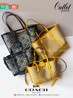 TORY BURCH T MONOGRAM TRIPLE - COMPARTMENT TOTE กระเป๋า/สะพายไหล่ทรง SHOPPING BAG วัสดุผ้าผ้าแคสวาสปักลายสัญลักษณ์แบรนด์ ตั้งอยู่ทรง สวยหรู ดูแพง จุของได้เยอะมาก ภายในแยกเป็น 2 ช่องหลัก 1 ช่องซิปตรงกลาง แบ่งเป็นสัดส่วนใช้งาน