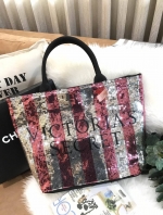 Item ที่สาวๆรอคอย Victoria's Secret Limited Edition black friday sequin tote รุ่นหายาก มาแล้วค่ะ เป็นกระเป๋าที่ด้านหน้าเป็นเกล็ดลูกปัดวิ้งเรียงสลับสี ตัดกันอย่างสวยงาม เปิดปิดด้วยซิป ภายในกว้าง จุของเยอะ ใส่เสื้อผ้า อุปกรณ์สำหรับไปเล่น fitness หรือไป