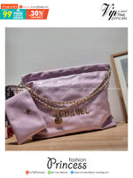 Chanel 22 bag เกินต้านที่สุดกับไอเท็มนี้ ที่สาวๆหรือใครๆก็ต้องมีแล้ว!! แค่เห็นก็หลงรัก กระเป๋าทรงสวย ดีเทลเรียบแต่มีความหรูแอบซ่อนอยู่ ด้วยดีไซน์สายสะพายโซ่สีทอง และโลโก้อันโดดเด่น