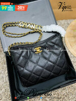 CHANEL กระเป๋าหิ้วหรือสะพายไหล่ หนังแท้ลสบคาเวียร์สวยงามมากๆ 🌟โดดเด่นด้วยสายของกระเป๋ามีโลโก้แบรนด์ประดับ หรูมากๆค่ะ เปิด-ปิดกระเป๋าแบบหมุนล็อค ภายในใส่กระเป๋าเงินใบกลาง;มือถือได้ทุกรุ่น;ของจำเป็นจุกจิกอื่นๆได้หลายอย่าง มีช่องเล็กให้ใส่ของจุกจิกนะ