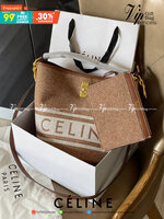 Celine Bucket Bag In Textile with Celine Logo สาว ๆ คนไหนกำลังมองหากระเป๋าสะพายที่สามารถจุของได้แบบกำลังพอดี เราขอแนะนำเป็นใบนี้เลยค่ะ เพราะมีขนาดที่ไม่เล็กและไม่ใหญ่จนเกินไป ให้ความคล่องตัวสูง มีฐานกว้างสามารถใช้สะพายไหล่เมื่อต้องการออกงานทางการหรือจะสะพ