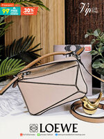 พรีเมี่ยมกิ๊ฟแท้ 100% 】LOEWE CROSSBODY BAG VIP GIFT WITH PURCHASE (GWP) กระเป๋าถือหรือสะพาย Limited Edition จาก LOEWE PERFUME DUTYFREE COUNTER วัสดุ Leather Calfskin หนังแท้สวยอยู่ทรง ขนาดมินิกำลังดี น้ำหนักเบา เปิดปิดด้วยซิป ภายในโล่งกว้างสามารถใส่มือถือ