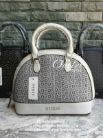 Guess Group Agata Dome Bag กระเป๋ารุ่นใหม่ล่าสุด!!! อวดไอเทมแสนเก๋กับกระเป๋าทรงโดม ทรงยอดนิยม สวยคลาสสิค สุดน่ารัก พิมพ์ลายรอบใบ วัสดุ Saffiano PU คุณภาพดี นิ่ม น้ำหนักเบา ด้านหน้าประดับด้วยโลโก้แบรนด์สวยโดดเด่น เปิดปิดด้วยซิปสะดวกใช้ ด้านในโล่งกว้างมีช่อ