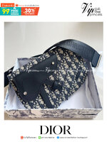 หนังแท้ CHRISTIAN DIOR SADDLE POUCH Beige and Black Dior Oblique Jacquard พร้อมส่งที่ไทย จุของได้เยอะมาก ภายในโล่งกว้าง วัสดุหนังแท้และผ้าแจ็คการ์ดอย่างดีทั้งใบ เกรดเทพออริจินอลหนังแท้ทั้งใบ ภาพสินค้าถ่ายจากงานขายจริง ใช้งานต่างประเทศได้