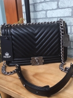 BestSeller! Keep chain large shoulder bag กระเป๋าทรงยอดฮิตคะ รุ่นนี้รับประกันความสวย ตัวกระเป๋าหนังแกะสังเคราะห์เนื้อดีมากๆ ขนาดกะทัดรัด ภายในสีแดง มีช่องใส่ของจุกจิก สายโซ่ปรับได้ 2 แบบทั้งสายสั้น สายยาว สะพายพาดลำตัวได้คะ น่ารักมาก ใส่มิกส์แอนแมท ได้ง่า