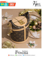 LV DUFFLE BAG กรเป๋าสะพายทรงบัคเก็ต ตัดเย็บด้วย Monogram แคนวาสที่ยืดหยุ่นพร้อมสัญลักษณ์ S-Lock ที่สร้างสรรค์ขึ้นอย่างประณีต เป็นตัวเลือกที่มีสไตล์สำหรับการใช้งานระหว่างวันไปจนถึงกลางคืน ใช้ถือ หรือสะพายไหล่ก็ได้