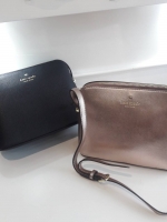 KATE SPADE CEDAR STREET MANDY แบรนด์ดังจากอเมริกาสุดฮิตของวัยรุ่น กระเป๋าสะพาย หนัง saffiano ขนาดน่ารักกำลังดี เปิดปิดด้วยซิปเดียวด้านบน ภายในมีช่องเล็ก1ช่อง ใส่มินิไอแพคได้ ความยาวสาย 117cm ปรับได้ถึง5ระดับ รุ่นฮิตอีกรุ่นที่ไม่ควรพลาดเลยคร้า