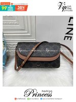 CELINE WALLET ON STRAP / CELINE TRIOMPHE CLUTCH กระเป๋าสะพายข้างใบเล็กสวยคลาสสิค สวยตะโกน งานเป๊ะปัง มีสายสะพายหนังสีน้ำตาล ถอดสายออกเพื่อเป็นกระเป๋าถือทรงคลัชท์เปลี่ยนลุคช์ ลวดลายtriomphe ความเป็นแบรนด์ CELINE ได้อย่างชัดเจน ให้ความรู้สึกที่ดูวินเทจ ที่ส