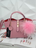 โฉมใหม่ ไฉไลกว่าเดิม 🌈everyday keep handbag 👑สวย หรู เวอร์วัง อีกแล้วค่า 👍 กระเป๋า ถือ//สะพายข้าง หนังสวยๆ มาพร้อมพวงกุญแจ ปอมปอม ฟรุ้งฟริ้ง ขนเฟอร์แท้ ยิ่งใช้ยิ่งฟูสวย น่ารักมาก เข้ากับกระเป๋าคะอย่างดี กระเป๋า เนื้อนิ่มหนา อยู่ทรง