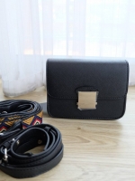 Zara Inditex Crossbody with 2 Straps Best seller กระเป๋าสะพาย วัสดุหนังลาย Saffiano ใบมินิ น่ารัก เปิด - ปิดด้วยตัวกดล็อค ภายในโล่ง มีช่องใส่ของ 1 ช่อง มาพร้อมสายสะพาย 2 แบบ สายสะพายหนัง Saffiano, สายเส้นใหญ่ แบบมีลาย ถอด ปรับได้ค่ะ