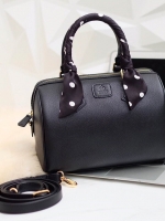 รุ่นขายดี สีดำ ผ้าพันลาย Polka dot เข้าเพิ่มละค่า ตัวนี้หนังลาย Epsom สวยหรู เวอร์วังมากคะ มาพร้อม ผ้าพันกระเป๋าเข้า set 😘🙏🏻 👜ดีเทลกระเป๋า 🌵สินค้าขายดี ขนาด มินิ สวยมากคะ >> รุ่น KEEP leather Pillow bag สวย น่