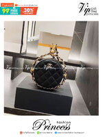 Chanel Round Clutch On Chain / CHANEL Mini Round Bag กระเป๋ามินิใบเล็กน่ารัก โดดเด่นด้วยรูปทรงกลมสุดชิค ตอบโจทย์และครองใจสาวๆ ได้อย่างแท้จริง