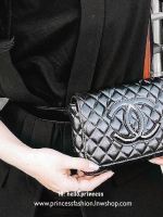 พร้อมส่งแล้วค่ะ..ใครไม่ทันรอบที่แล้วจองด่วนจ้า! Chanel Waist Bag Gift With Purchase (GWP) กระเป๋าสะพายคาดเอวหรือคาดอกพรีเมี่ยมกิ้ฟของแท้จาก Chanel Perfume Counter รุ่น Limited Edition วัสดุหนังนิ่มลายตารางทรงเหลี่ยมมีโลโก้ด้านหน้า เปิดปิดด้วยฝาปิดกระดุมแม