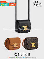หนังแท้ CELINE MINI TRIOMPHE IN TRIOMPHE CANVAS AND CALFSKIN ใบเล็กน่ารัก งานหนังแท้ทั้งใบ กระเป๋ามินิทรงชิค ดีไซน์รูปกล่องสุดแสนมินิมอล สามารถสะพายแบบ Crossbody และยังเป็น Belt Bagได้อีกด้วย แบบไม่มีตกยุค ด้านหน้าโดดเด่นด้วยโลโก้สีทอง เป็นอีกหนึ่งตัวเลือ