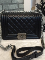 Zara Quited Boy Bag ตัวกระเป๋าอยู่ทรง ทำจากหนังแกะสังเคราะห์นิ่ม-ตึงสวย สายโซ่ มีที่รองไหล่ สะพายสบายคะ สายปรับ สั้น ยาวได้คะ ใบนี้ทรงมินิกะทัดรัด สายยาว ปรับได้ แบบสั้นและยาวได้ 2 ระดับ ไม่ต้องพูดถึงความสวยเยอะ เพราะยอดขายถล่มทลาย ไม่มีไม่ได้แล้ว !