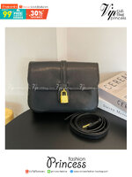 Celine Medium Tabou in smooth พร้อมส่งที่ไทยอีกครั้ง! CELINE SHOULDER BAG VIP หนังเรียบสวยหรู ปรับดับพวงกุญแจสีทองด้านหน้า ด้านในเปิดด้วยด้วยกระดุม แบ่งช่องใส่ของออกเป็นสัดส่วน