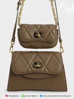 Charles & Keith Padded Double Pocket Shoulder Bag กระเป๋าสะพายข้างใบเก๋ (มีใบลูกให้) ด้วยดีไซน์ที่มีเอกลักษณ์เฉพาะตัว อะไหล่สีทองเพิ่มความหรูหรา ตัดกับตัวฝากระเป๋าที่มีการเดินด้ายเพิ่มดีเทล คือเริศมากๆ เปิดปิดแบบตัวหมุนล็อก มีช่องแม่เหล็กด้านหน้าใส่ iPhon