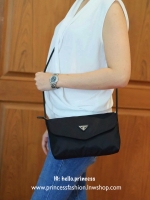 Best Price x Best Seller! จากงานพรีเมี่ยมกิ้ฟ จากเคาเตอร์ต่างประเทศ จากแบรนด์ PRADA ค่า เป็น กระเป๋าผ้าไนล่อน ตามแบบฉบับของแบรนด์เลย ใบนี้มีสายยาวให้คะ เลิศมาก สะพายเป็น shoulder bag ได้เลย ขนาดกำลังดีคะ ตัวกระเป๋าเบามาก ใส่มือถือได้ทุกรุ่น ใช้แล้วสวยมากๆ