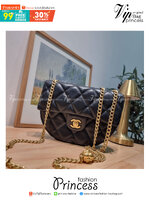 Chanel camellia vintage half moon bag ดีไซน์ใหม่ 2023 สุดหรู กับกระเป๋าสะพายไอเท็มคลาสสิค เลิศที่ตัวอะไหล่ใช้รูปดอกคามิเลียเอกลักษณ์มาเป็นตัวชูความแพง สำหรับกดปรับสายสะพายได้แบบชิคๆ