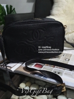 CHANEL VIP GIFT BAG รุ่น CAVIER CROSSBODY กระเป๋าของสมนาคุณ จากพรีเมี่ยมกิ้ฟแบรนด์ดังอย่าง CHANEL วัสดุหนังสังเคราะห์ ลายคาเวียร์สุดหรูเต็มใบ #เล่นแสงสวยมาก ด้านในเปิดปิดด้วยซิปCC อะไหล่ทอง มีช่องซิปแยกอีกหนึ่งช่อง สามารถใส่กระเป๋าสตางค์ใบยาว ของจุกจิกได้