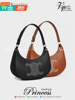 CELINE Ava Bag in Smooth Calfskin with Triomphe Embroidery กระเป๋าคล้องไหล่ซีลีนรุ่นใหม่ โลโก้งานปัก เรียบหรูและคลาสสิกมากๆ เข้ากับการแต่งตัวหลายสไตล์ ใช้ได้ทั้งกลางวันและกลางคืน หากสาว ๆ คนไหนที่กำลังมองหากระเป๋าสะพายไหล่ใบเล็กและ Practical เราขอแนะนำรุ่