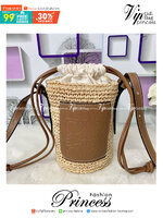 Loewe Bucket Bag / Loewe raffia and hemp bucket bag วัสดุ Textile Canvas & CalfSkin เป็นการนำวัสดุธรรมชาติมาสังเคราะห์หรือทอจนเป็นเนื้อเดียวกันคล้ายงานสาน มีความวินเทจในตัว น้ำหนักเบา ดูแลรักษาง่าย เหมาะกับยุคสมัยที่เข้ากับธรรมชาติและต้องการความคล่องตัว เ