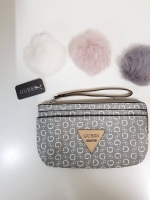 New arrival!! GUESS LEARHER CLUTCH BAG กระเป๋าคล้องมือสีสวย ด้านหน้ามีโลโก้แบรนด์สีเงินสวย ช่องด้านหน้าสามารถใส่มือถือ iphone7+ ได้สบายเลยค่ะ เปิดปิดด้วยซิปพร้อมสายคล้องมือ ด้านในมีช่องใส่บัตรได้ 3 ช่องและสามารถใส่ธนบัตรตามยาวได้ คือรุ่นนี้เรียกว่าสวยคุ้ม