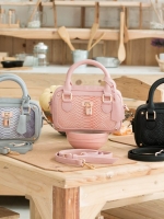 New arrival! KEEP Fancy shoulder bag กระเป๋า ถือ/ สะพาย ขนาดมินิ ตัดหน้งลายงู น่ารักมากคะ ใบนี้ ห้ามพลาดเลย การันตี ความสวย สะพายได้ทุก Look รุ่นนี้ มี 3 สี ดำ เทา ชมพู ภายใน สามารถใส่ โทรศัพท์ ได้ทุกรุ่น มีช่องแบ่งเก็บของ 2 ด้าน น้ำหนักเบา สายสะพาย ปรับไ