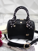 New in KEEP ' Molly ' classic black size 8" จัด set กับ ผ้าลาย Polka dot รุ่น Limited คิวตี้ สุดๆ ขนาดกะลังดี หนัง Matte black ลายเรียบ ตัดกับอะไหล่ทอง แต่งชุดไหนก้อ แมทช์แน่นอนค่า ด้านหน้าด้านหลังมีช่องแบ่งเก็บของได้ 2 ช่อง ปากกระเป๋ามีซิป