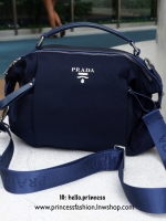Prada mini tote กระเป๋าถือหรือสะพายขนาดกำลังน่ารัก วัสดุ matte canvas เนื้อหนา อะไหล่เงินทั้งใบ ด้านหน้าประดับ logo brand + ช่องซิปเล็ก ช่องหลักเปิดปิดด้วยซิป แบ่ง 2 ช่องใหญ่ ภายในกว้าง ใส่ iPad ได้ มีช่องเล็ก และช่องซิป ด้านหลังมีอีก 1 ช่องซิป มีห่วงปรับ