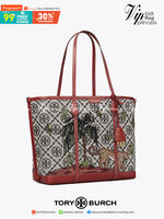 Tory Perry Embroidered T Monogram Triple Compartment Tote Bag เป็นแพทเทิร์นที่ได้รับแรงบันดาลใจจากการควิลท์สไตล์เพนซิลเวเนียดัตซ์ดั้งเดิมและเฉลิมฉลองโลโก้อันเป็นสัญลักษณ์ของแบรนด์ วัสดุผ้าแจ็คการ์ดแบบทอหนัง อะไหล่ทอง โดดเด่นด้วยลายเสือชีร์ต้าร์ งานเย็บปัก