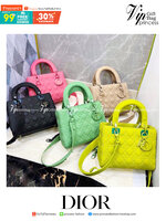 DIOR CD LADY BAG / Christian Dior Lady Dior Ultra-Matte Bag 9.5" ขนาดกำลังดี ใส่ของได้เยอะเลยค่ะ พร้อมส่ง 5 โทนสีพาสเทลหวานๆ น่ารักละมุน ตัวห้อยโลโก้โทนสีเดียวกับกระเป๋า น่ารักมากค่ะ ดีไซน์เรียบง่าย แต่แฝงไปด้วยความหรูหรา วัสดุหนังแท้ ทรงกล่องคลาสสิค