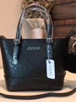 GUESS MINI CROSS BODY BAG กระเป๋าถือหรือสะพายรุ่นฮิตและขายดีที่สุดจาก GUESS FACTORY วัสดุหนังแก้วเงาสวยอยู่ทรง น้ำหนักเบา ด้านหน้าประดับด้วยโลโก้แบรนด์สุดหรูพร้อมปอมๆห้อยที่หูกระเป๋าถอดเเยกใช้ได้ เปิดปิดกระเป๋าด้วยซิปสะดวกใช้ ด้านในโล่งกว้างมีช่องซิปและช่