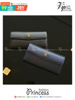 PRADA LONG WALLET กระเป๋าสตางค์รับทรัพย์ ทรงหรู จากแบรนด์ PRADA ลายหนัง SAFFIANO มีช่องใส่บัตร ถึง 12 ช่อง และช่องซิปใส่ของจุกจิกได้ น้ำหนักเบา จับถนัดมือ ขนาดกำลังดีคะ ถือแล้วดูดี อะไหล่ทองสุดหรู ใช้แล้วสวยแน่นอนค้า