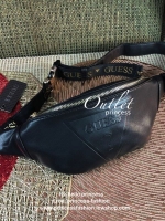 GUESS GYM EMBOSSED LOGO WAIST PACK กระเป๋าสะพายคาดอก/เอว วัสดุ pu. หนังเรียบนิ่ม ด้านหน้ามี logo brand เปิดปิดด้วยซิป ภายในโล่ง ใส่ wallet ยาวได้ มีช่องซิปเล็ก พร้อมสายสะพายลายแบรนด์ ปรับได้ค่ะ