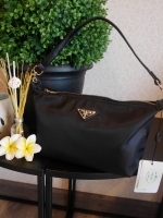 รุ่นขายดีติดอันดับTOP3 ! กระเป๋าสวยๆ งานพรีเมี่ยมกิ้ฟ จากเคาเตอร์ต่างประเทศ จากแบรนด์ PRADA เป็นกระเป๋า เครื่องสำอางค์ แต่มีสายสะพายยาวให้ 2 สาย เป็นแบบคล้องแขน และสะพายข้างลำตัว ใช้เป็น shoulder bag ได้เลยค่า หรือ ถือลำลองสวยๆ ก้อเลิศค่ะ คุ้มมากค่ะ ภายใน