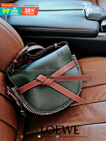 พรีเมี่ยมกิ๊ฟแท้ 100% 】LOEWE CROSSBODY BAG VIP GIFT WITH PURCHASE (GWP) กระเป๋าถือหรือสะพาย Limited จาก LOEWE DUTYFREE COUNTER วัสดุ Canvas & Leather Calfskin หนังแท้รูปทรงอานม้าสวยอยู่ทรง เปิดปิดด้วยฝาปิดแต่งด้วยสายรัดหนัง