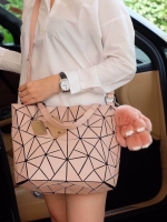 สีใหม่ Sakura Pink🌸🌸 ต้อนรับ summer กับโทนสี สดใส ลาย Limited edition หายาก 👍ปรับทรงได้ 2 แบบ น่ารักมาก สี Gloss grey สวยที่สุด มาพร้อมกระต่ายเข้า set เลิศคะ กระเป๋า จากแบรนด์ David Jones กระเป๋าสะพายข้างดีไซน์เกร๋มาก สีสวยหรูมาก ข