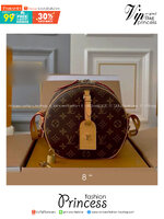 LV Petite Boite Chapeau bag 8" กระเป๋าสะพายทรงกลม สวยหรู โดดเด่นเป็นเอกลักษณ์ตามแบบฉบับแบรนด์ เปิด-ปิดด้วยซิป รูดใช้งานสะดวก ภายในเป็นช่องโล่ง ราคาสุดคุ้มแบบนี้ ต้องมีไว้ใช้สักใบน้า!!