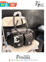 CHANEL Cambon Reporter Handbag ใหม่ล่าสุด กับกระเป๋าสะพายรูปทรงใหม่ มาพร้อมช่องใส่ของหลากหลายมุม แยกสัดส่วนใช้งานง่าย โดดเด่นด้วยโลโก้สีขาวตกแต่งด้านหน้า