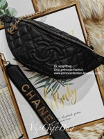 Chanel Waist Bag With Chain VIP Gift With Purchase (GWP) รุ่น Limited พรีเมี่ยม Chanel Perfume Counter กระเป๋าสะพาย คาดเอว หรือคาดอกรุ่นใหม่ล่าสุดวัสดุหนังคาเวียร์ลายตารางเปิดปิดด้วยซิปห้องอะไหล่แบรนด์ สะดวกใช้ ภายในมีโลโก้ ใส่มือถือ iphone ของจุกจิกได้ ร
