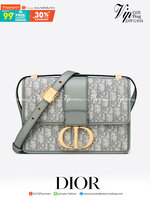 หนังแท้ CHRISTIAN DIOR 30 MONTAIGNE BAG Oblique Jacquard เอกลักษณ์ของความหรู น้ำหนักเบา ไอเท็มหายาก!! Best seller!! ยกให้น้องเลย!! ดีไซน์เรียบหรูในความเป็นเอกลักษณ์ ใช้งานง่าย สะดวก ได้ทุกโอกาส แนะนำเป็น everyday bag ติดตัวไว้เลยจ้าสาวๆ พร้อมส่งที่ไทย ภาพ