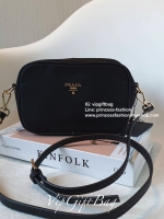 กระเป๋าทรง mini crossbody จากงานพรีเมี่ยมกิ้ฟแบรนด์ดัง PRADA วัสดุ Nylonสุดหรูอย่างดี สามารถกันน้ำได้ ทั้งใบ ขนาดกำลังดีน่ารัก🐰 ด้านในมีช่องแบ่งใส่ของใส่ของจุกจิกได้ ใส่โทรศัพท์ได้ทุกรุ่น คสอ. ใช้แล้วสวยมากๆ อะไหล่ทองปั้มแบรนด์ทุกจุด คุ้มเกินราคาค