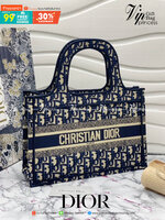 SMALL DIOR BOOK TOTE 29cm Blue Dior Oblique Embroidery กระเป๋าถือทรง Shopping ขนาดกำลังดี จุของได้เยอะ สวยคลาสสิค พกพาสะดวก ใช้งานง่ายสุดๆ วัสดุงานทอละเอียด ภายในโล่งกว้าง ภาพสินค้าถ่ายจากงานขายจริง ใช้งานต่างประเทศได้