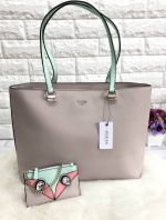 New GUESS WOMEN’S TOTE BAG 2018 พร้อมส่งรุ่นหายาก กระเป๋าถือทรง tote ลายหนัง safiano ด้านหน้าห้อยกระเป๋าใบเล็กดูหรูมากค่ะ สามารถถอดแยกมาใช้ได้ เปิดปิดกระเป๋าแบบกระดุมแม่เหล็ก ภายในโล่งกว้าง ใส่ของจุ มีช่องซิปและช่องเล็กใส่ของจุกจิกด้านหลังมีช่องซิปยาวหนึ่