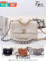 CHANEL 19 FLAP BAG กระเป๋าสะพายทรงคลาสสิค หนังนิ่ม เงาขึ้นรูปสวย ดีไซต์สายสะพายโซ่สองสีสลับหนัง ตกแต่งโลโก้แบรนด์ที่ด้านหน้าอะไหล่สีทอง สวยหรูมาแต่ไกล ด้านหลังมีช่องสำหรับเก็บของหนึ่งช่อง สามารถสะพายออกงานได้หลายโอกาส สวยงามไม่ผิดหวังค่ะ