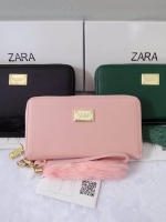 รุ่นขายดี รีสต้อคแล้วคะ! ZARA WALLET BAG กระเป๋าตังค์สีลูกกวาดแบรนด์ชั้นนำซาร่าวอลเลท ด้านในมี 3 ช่อง 1 ซิป แยกใส่ของจุกจิกได้ มีช่องใส่บัตรได้เยอะ อะไหล่ทอง พร้อมสายคล้องมือ ใส่ไอโฟน 6 ได้ค่า ห้ามพลาดเชียวน้า
